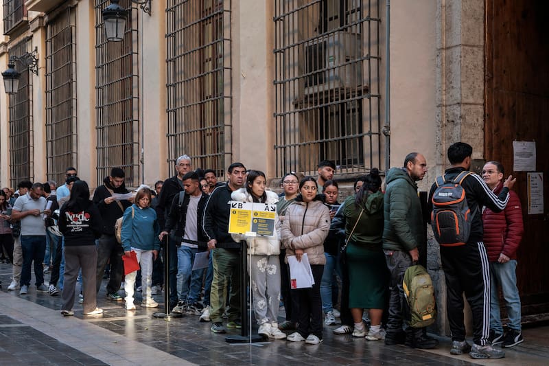 La ministra de Migraciones denuncia a las comunidades: “Dejan caer los servicios públicos y luego culpan a los extranjeros”.