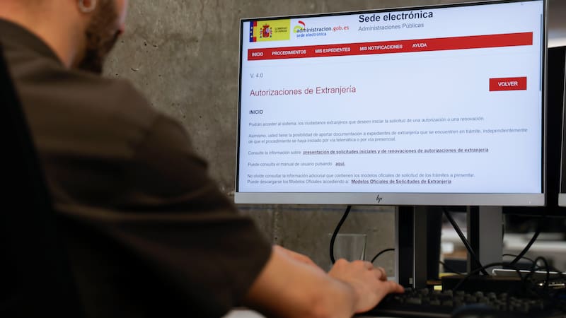 MADRID, 16/04/2026.- El plazo para solicitar la regularización extraordinaria de migrantes empieza este jueves para todas aquellas solicitudes en formato 'online', al tiempo que ya es posible pedir cita previa para hacer el trámite de forma presencial. EFE/ Maria Aguilella Pardo