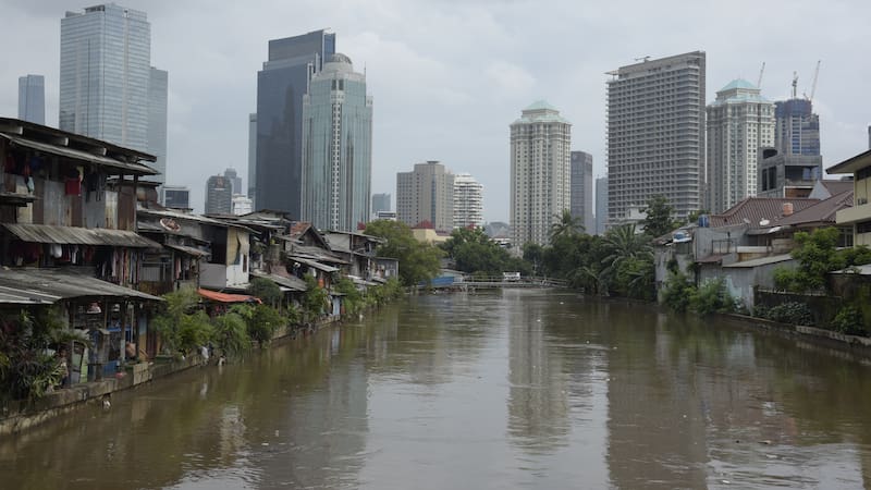 La crisis de Yakarta no responde a una sola causa, sino a una combinación letal de factores ambientales y humanos.