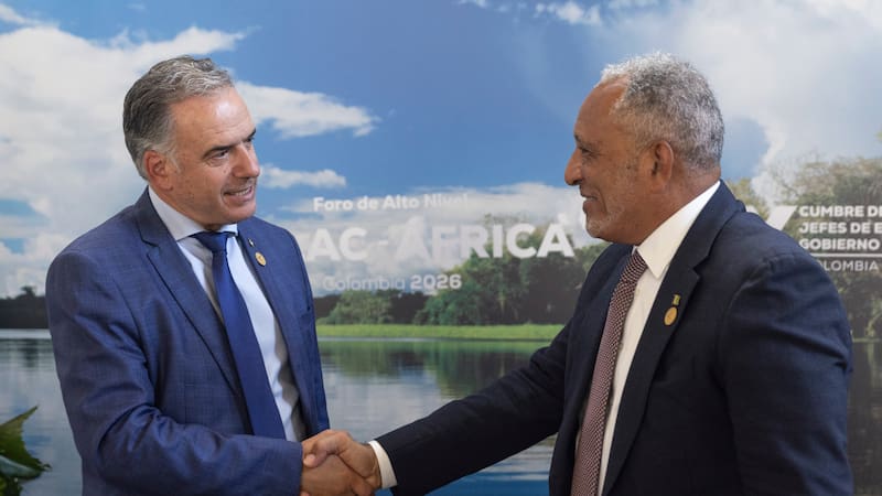 Yamandú Orsi y el jefe de Gobierno de las islas caribeñas Vicente y Granadinas, Godwin Friday Foto: Presidencia de la República