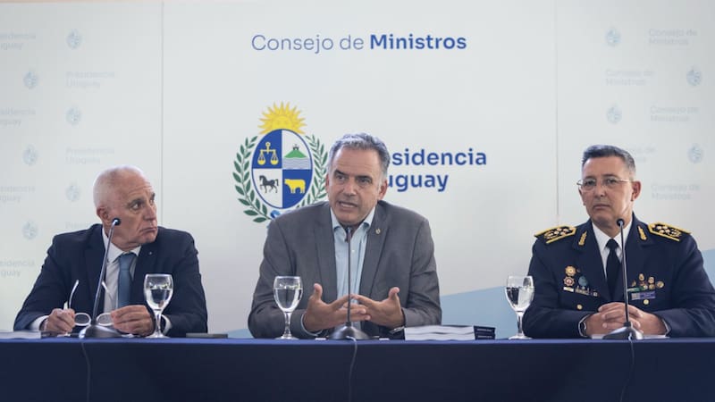 El presidente de la República presenta el nuevo Plan de Seguridad junto al ministro del Interior, Carlos Negro. Foto: Presidencia de la República.