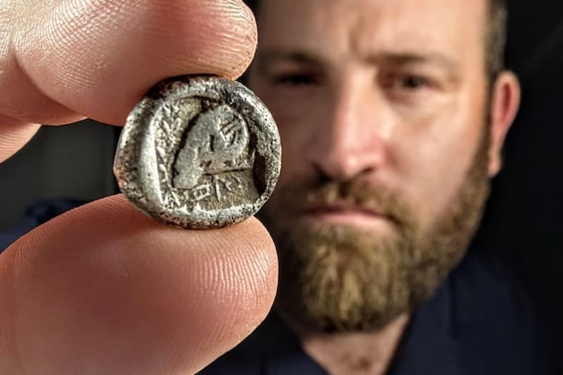 La rara moneda de 2500 años de antigüedad. Foto: Shai Halevi, Autoridad de Antigüedades de Israel, Subdirector de Playas de Ashdod.
