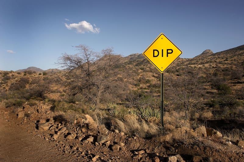 Qué significa la señal de tránsito “DIP” y por qué es un peligro para quienes la ven.