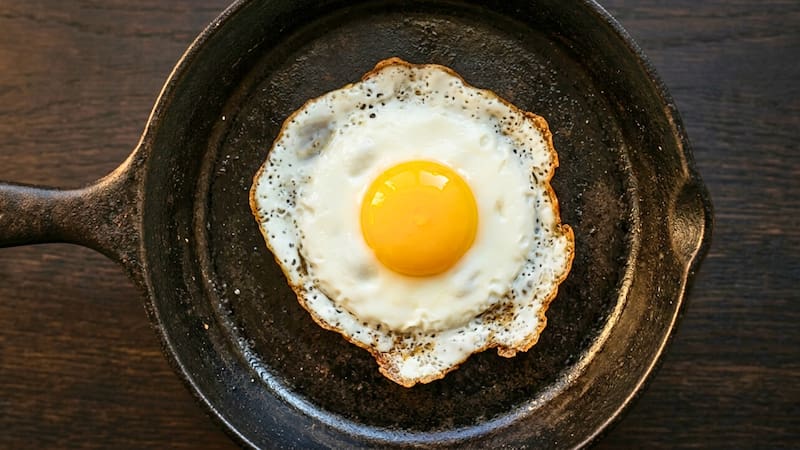 Comer yema de huevo: qué dicen los estudios recientes sobre el colesterol y el corazón.