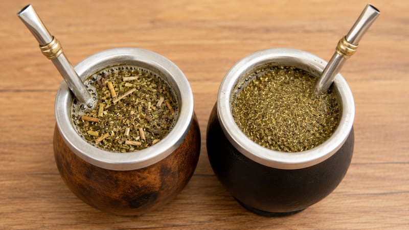 Yerba con y sin palo: qué tienen de diferente y cuál conviene comprar
Fuente: IA