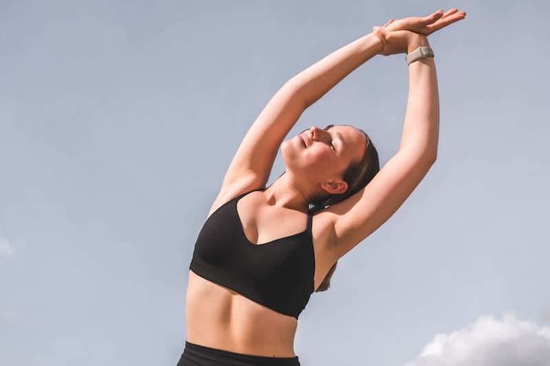 El yoga es un ejercicio ideal para trabajar con actividades de bajo impacto para cuidar la salud cardiovascular.