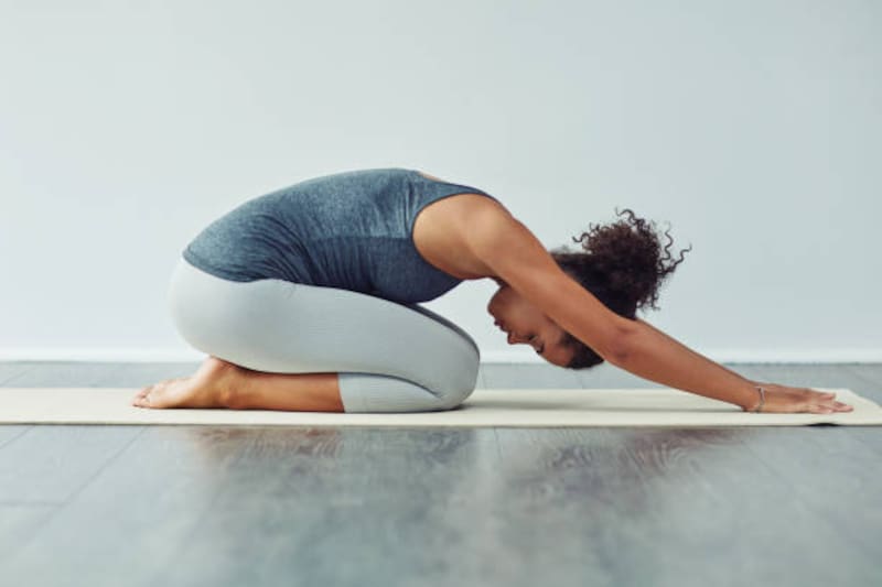 El Yoga ayuda a mejorar la flexibilidad, corregir la postura y reducir tensiones acumuladas en la columna (Foto: iStock).