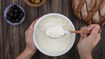¿Cómo hacer yogur griego casero? con sólo dos ingredientes, paso a paso de una receta económica y nutritiva