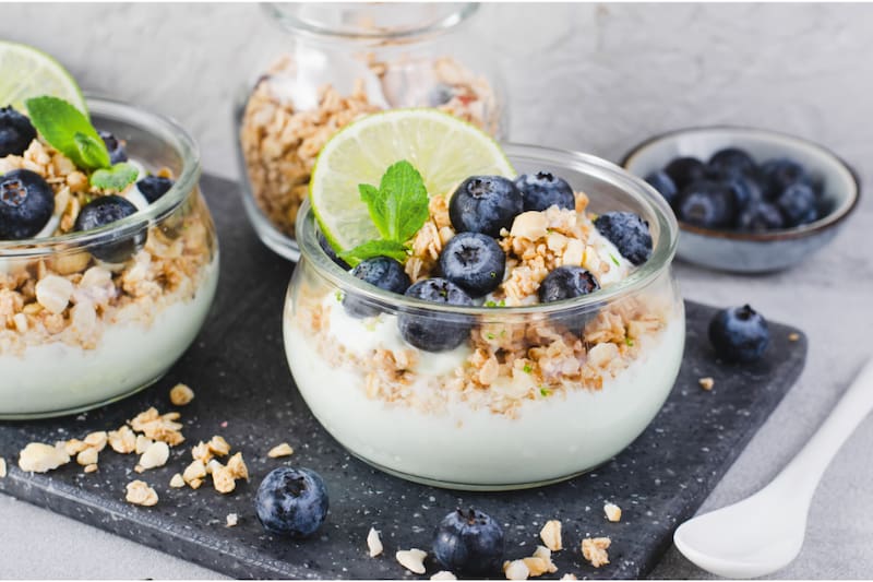 El yogur griego es un alimento muy fácil de preparar y aporta grandes beneficios al sistema digestivo. Fuente: Archivo.