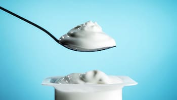 Hace 20 años casi nadie lo conocía y hoy es uno de los lácteos más elegidos en los supermercados de Estados Unidos: beneficios para la salud del yogurt griego