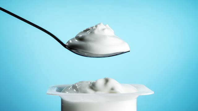 Hace 20 años casi nadie lo conocía y hoy es uno de los lácteos más elegidos en los supermercados de Estados Unidos: beneficios para la salud del yogurt griego