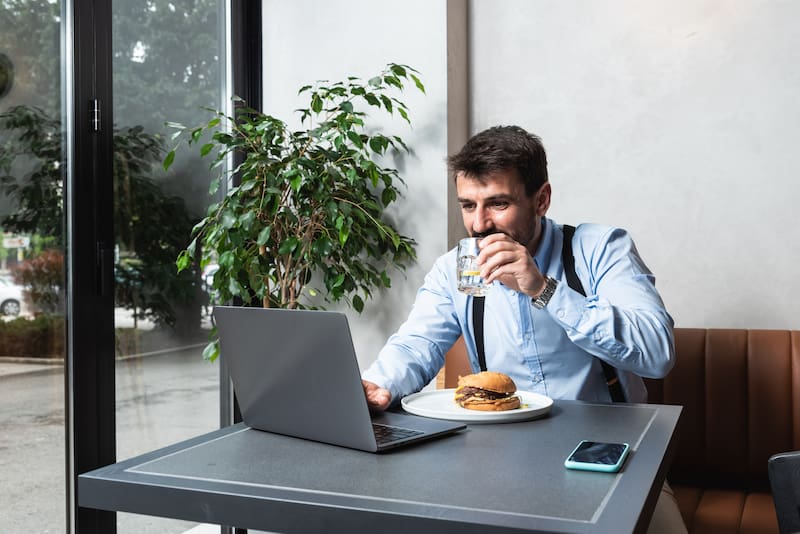 “No paró ni para almorzar” funciona como argumento para compensar un desempeño flojo