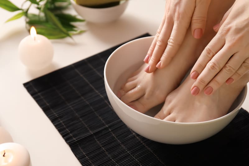 Limpiarse los pies con notas de jengibre rallado y sal: todos los beneficios y para qué sirve