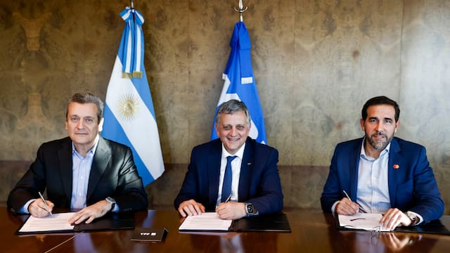 YPF acelera y lanza su tarjeta prepaga: cuáles serán los beneficios que ofrecerá