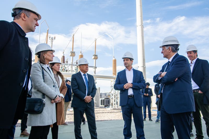 Lai nauguración contó con la presencia del jefe de Gabinete, Manuel Adorni; el gobernador de Mendoza, Alfredo Cornejo; el presidente y CEO de YPF, Horacio Marín; y el CEO de YPF Luz, Martín Mandarano, entre otros