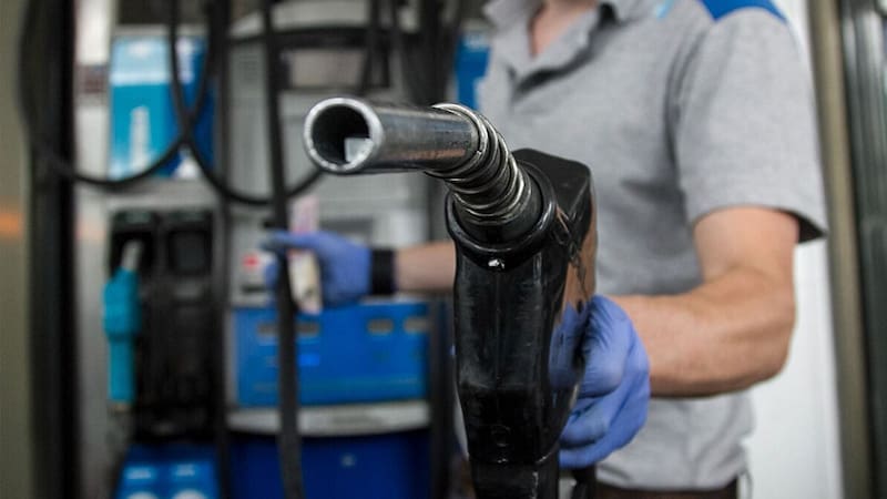 Las estaciones de servicio, como la de YPF, tienen dos tipos de nafta según octanaje. ¿Cuál conviene cargar?