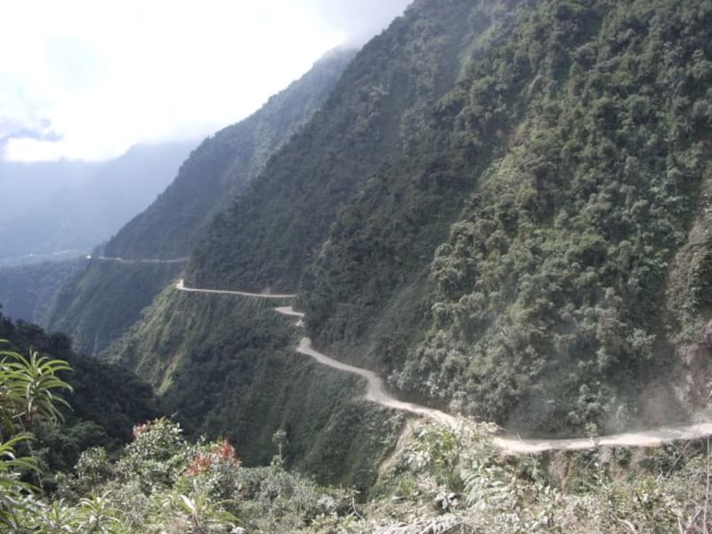 La carretera de Yungas, conocida como “Camino de la Muerte”, está en Bolivia y conecta La Paz con los Yungas. Foto: Wikimedia Commons