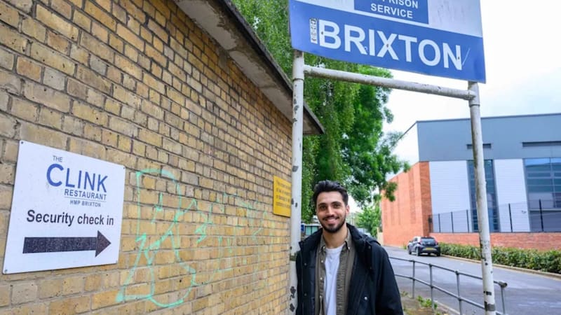 Zach Sharif paga 680 libras esterlinas por mes por su departamento, ubicado literalmente en el territorio de una prisión en la capital británica.