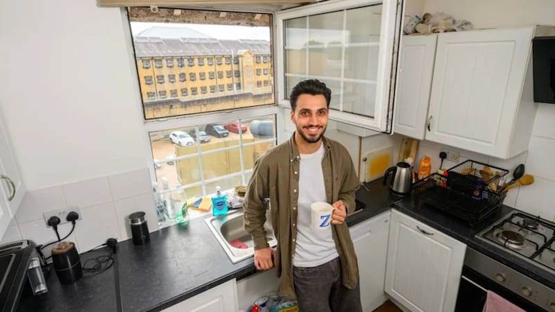 Zach Sharif paga 680 libras esterlinas por mes por su departamento, ubicado literalmente en el territorio de una prisión en la capital británica.