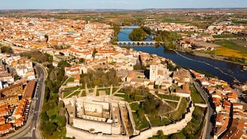 Un grupo de estadounidenses compró un pueblo abandonado en la España vaciada: intentan convertirlo en un destino turístico