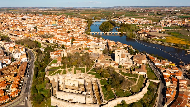 Un grupo de estadounidenses compró un pueblo abandonado en la España vaciada: intentan convertirlo en un destino turístico.
