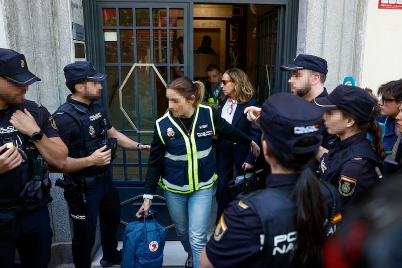 MADRID, 19/05/2026.- Agentes de la Policía Nacional registran la oficina del expresidente del Gobierno José Luis Rodríguez Zapatero este martes en Madrid. El juzgado central de instrucción número 4 de la Audiencia Nacional ha citado el próximo 2 de junio como imputado al expresidente del Gobierno, el leonés José Luis Rodríguez Zapatero por organización criminal, tráfico de influencias y falsedad en la causa que investiga supuestos cobros de comisiones ilegales en el rescate de la compañía aérea Plus Ultra. EFE/ Rodrigo Jiménez