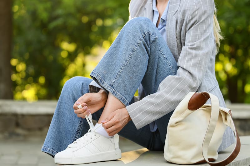 Zapatillas barefoot de la reina Letizia: la tendencia para lucir con pantalones rectos y anchos en agosto 2026.