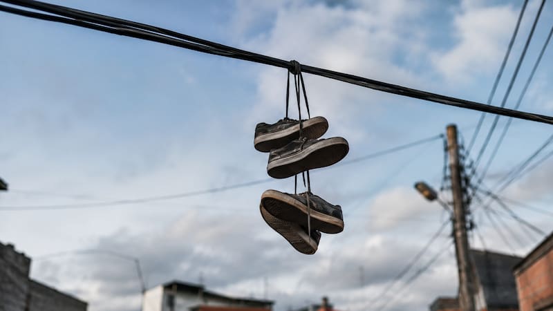 El misterio de las zapatillas colgadas en los cables de luz.