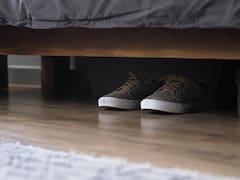 Por qué nunca hay que guardar zapatos debajo de la cama y qué significa