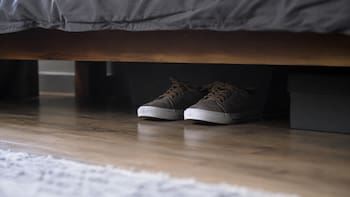 Por qué nunca hay que guardar zapatos debajo de la cama y qué significa