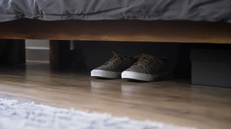 Por qué nunca hay que guardar zapatos debajo de la cama y qué significa.