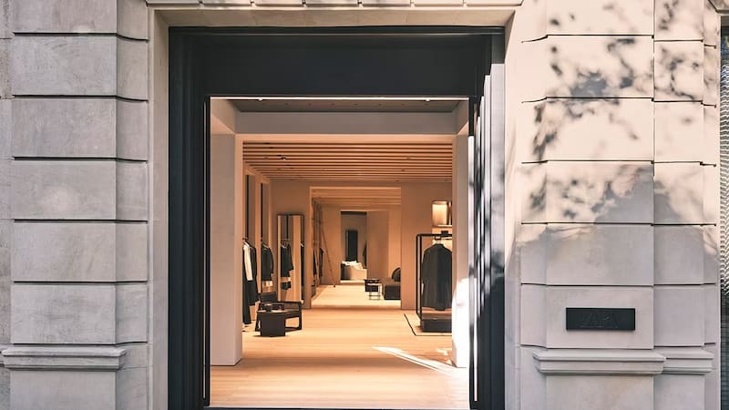 Zara inaugura su nueva “flagship” en el centro de Barcelona: un “paisaje doméstico” diseñado por un arquitecto belga.