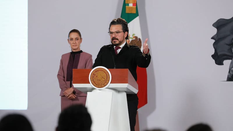 Zoé Robledo Aburto, director del IMSS, en conferencia de prensa con la presidenta Claudia Sheinbaum. El Instituto anunció el incremento del 8% en el salrio.