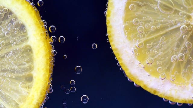 Limón con agua a la mañana: por qué todos recomiendan tomarla y qué beneficios tiene