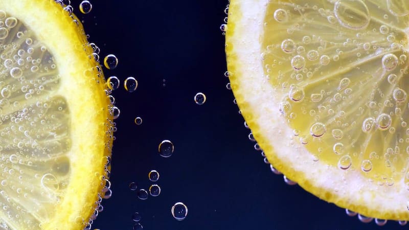 El beneficio de tomar agua de limón y en qué momento del día es mejor.